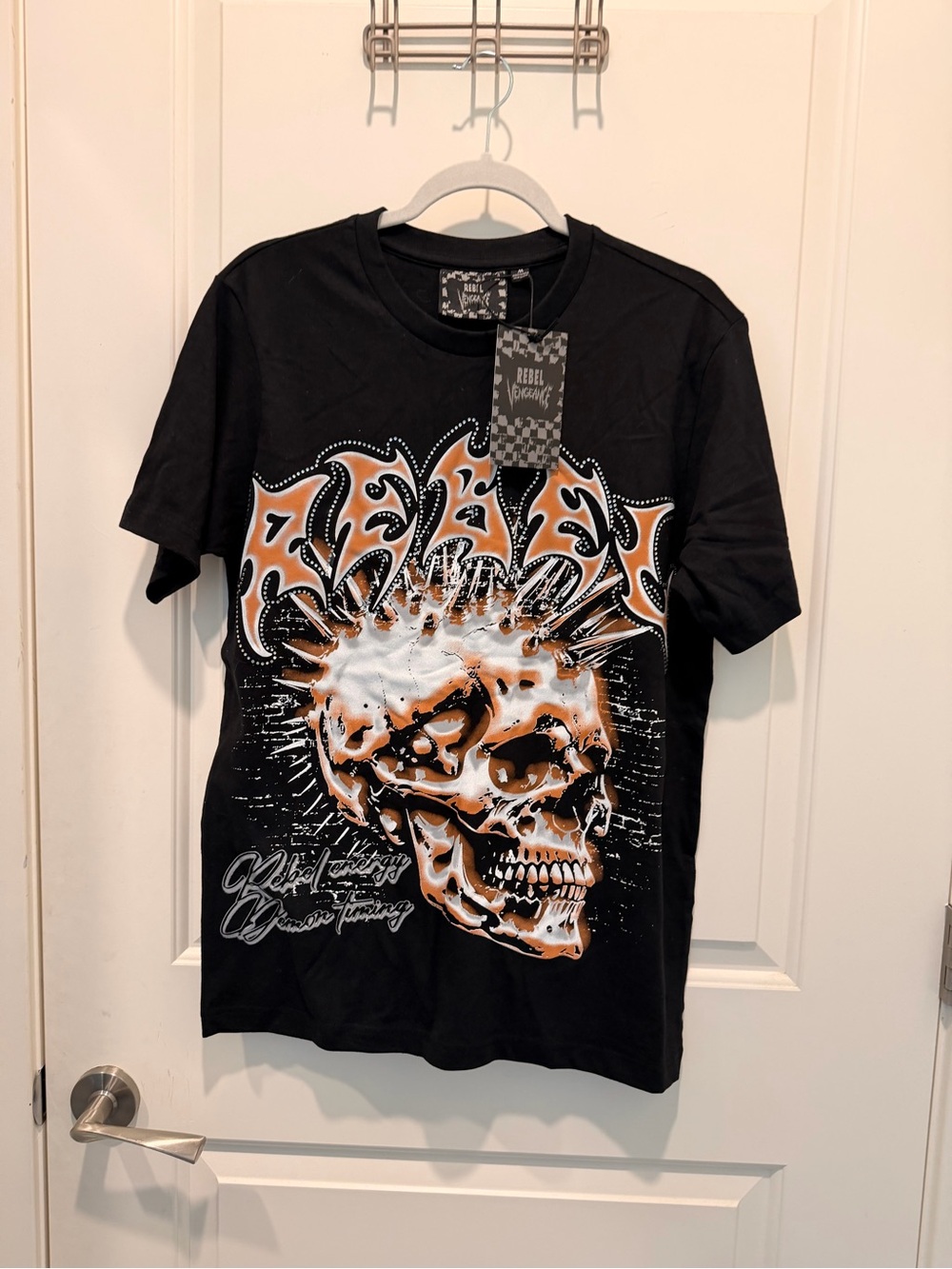 Rebel Vengeance Graphic
Skull Print T-Shirt with Rhinestone Embellishments Sz M